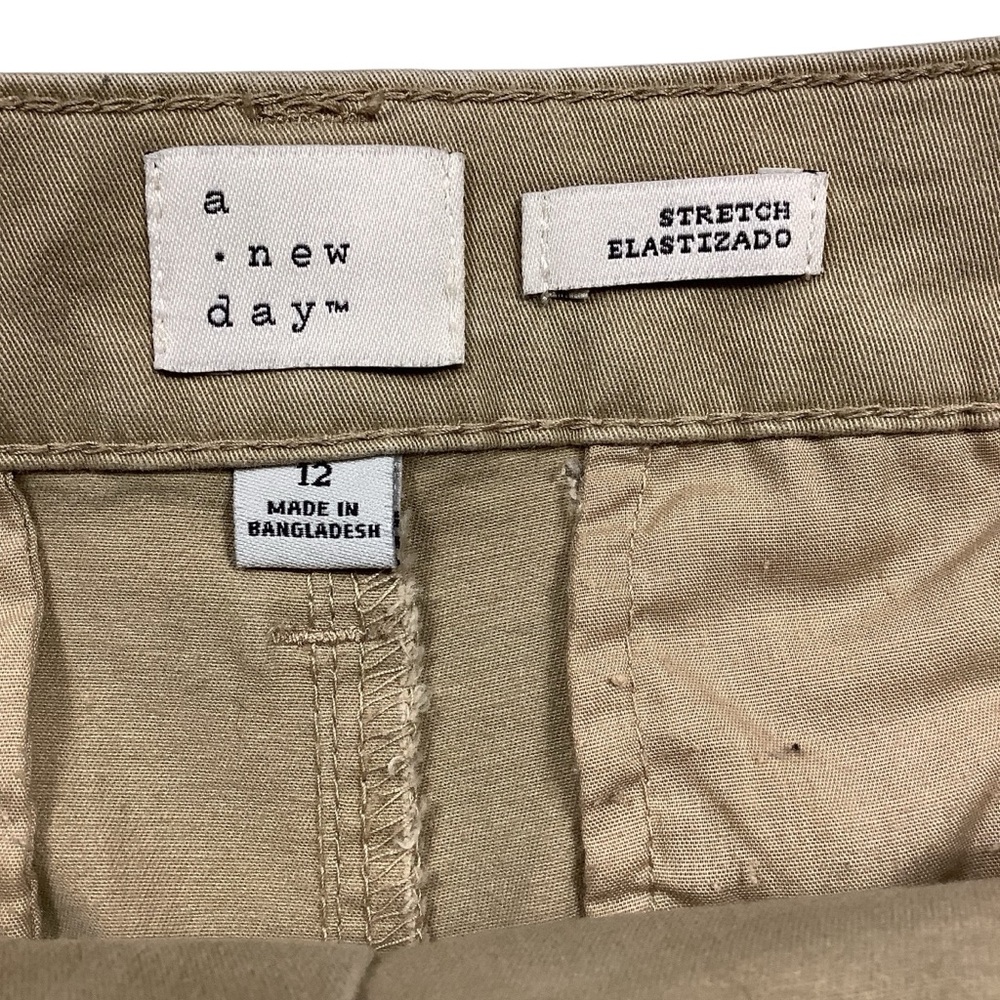 a new day Bundle of 2 Women's Tan and Gray Cargo Shorts WORN ONCE - Picture 14 of 16